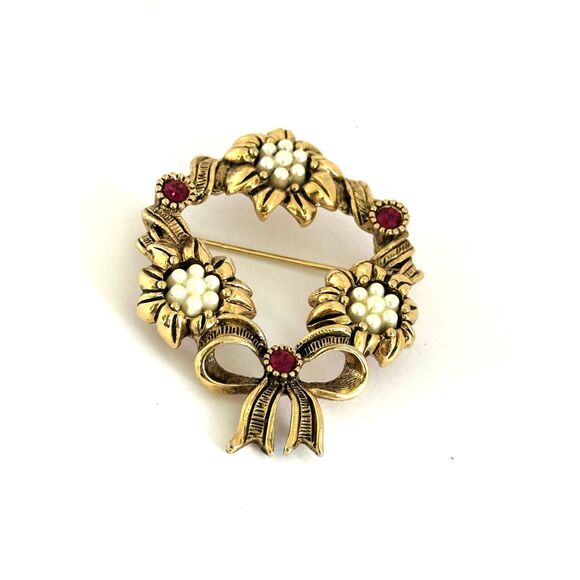 Avon Christmas Wreath Brooch Faux Pearl and Ruby colored stones - Picture 2 of 5